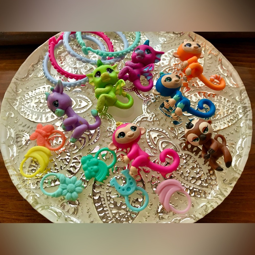 Lot FINGERLINGS Surprise Toys Dragon Monkey Sloth Giraffe Bracelets Trinket